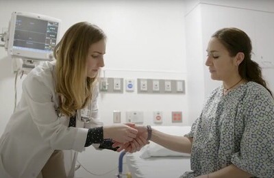 Кодирование Аквилонг в Нововоронеже Врач держит пациентку за руку