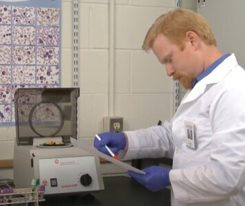 Клиника лечения наркозависимости в Нововоронеже Врач в кабинете клиники