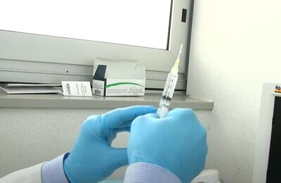 Проведение кодирования Вивитролом в Нововоронеже Шприц с Вивитролом в руках у врача